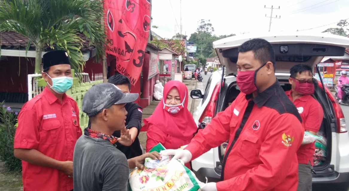 DPC PDIP Pesbar Sebar Paket untuk Tiga Kecamatan