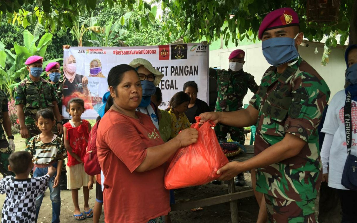 Serahkan Bantuan untuk Korban Longsor di Padangcermin