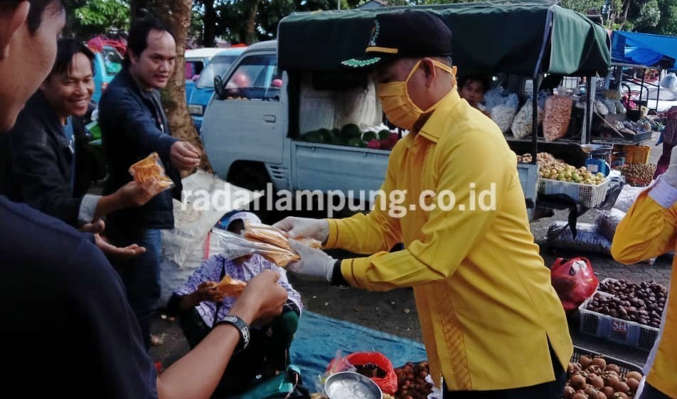 Golkar Peduli, Bagikan Masker dan Vitamin untuk Warga