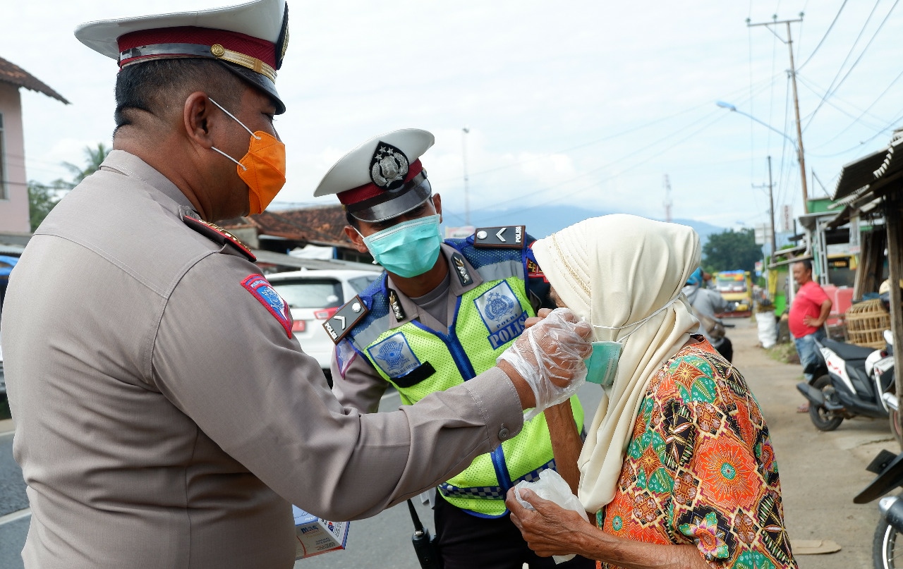 Operasi Keselamatan Krakatau, Satlantas Bagi-bagi Masker