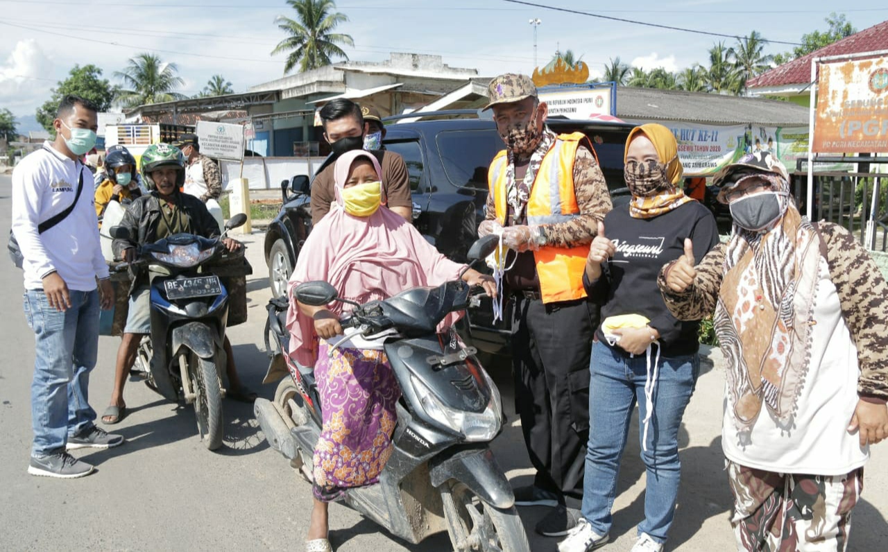 Kerahkan Pramuka Pringsewu untuk Penyemprotan Disinfektan dan Bagi Masker