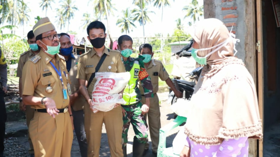 Bupati Serahkan Sembako untuk Warga Karyapenggawa