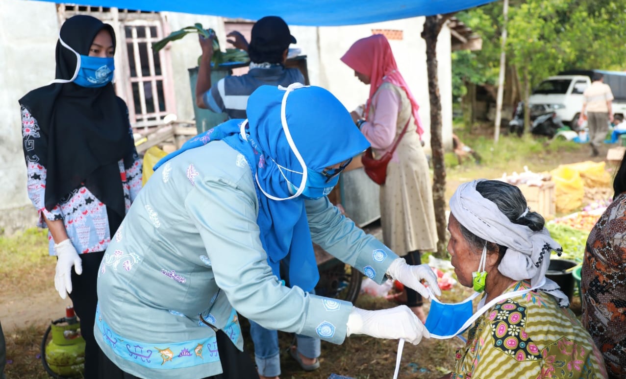 TP PKK Sebar Masker di Pasar Kerbang Langgar