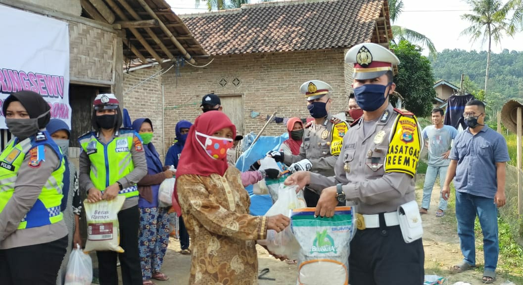 Satlantas Polres Pringsewu Sebar Ratusan Paket Sembako