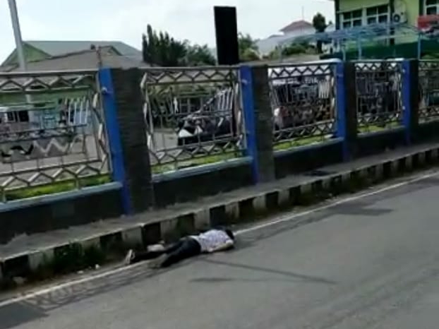 Geger, Seorang Pria Tiba-tiba Tersungkur di Depan RSUDAM