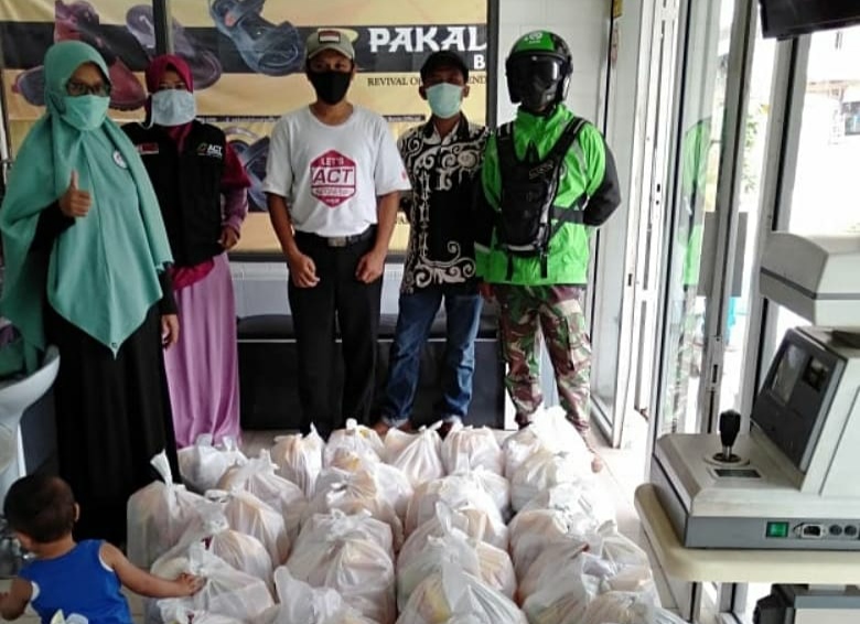 Relawan Bagikan Paket Sembako di Pringsewu, Siapa Menyusul?