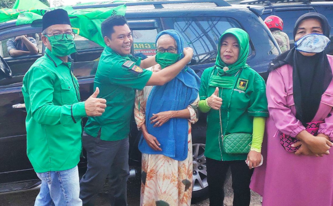 DPC PPP Tanggamus Turunkan Dua Tim, Semprot Disinfektan dan Bagikan Masker