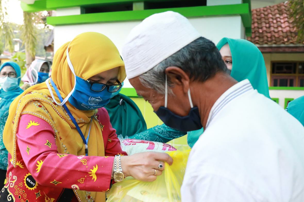 TP PKK-BMKT Bantu Paket Sembako untuk Guru Ngaji, Imam dan Marbot