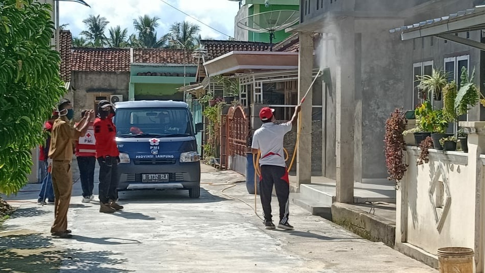 PMI Semprot Disinfektan di Teluk Pandan