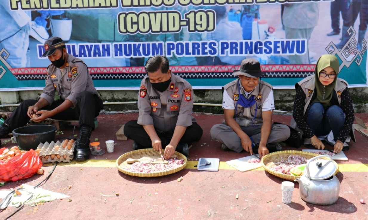 Turun Langsung, Kapolsek Ikut Memasak dan Siapkan Ratusan Nasi Kotak