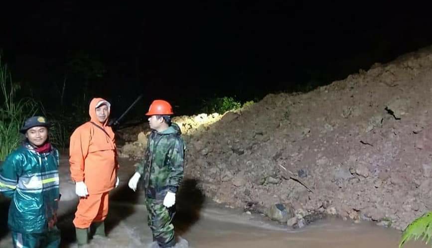 Tim Gabungan Turun Bersihkan Material Longsor, Jalur Liwa-Krui Masih Lumpuh