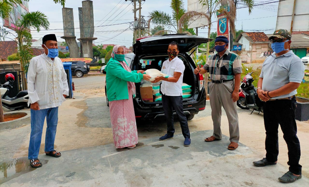 Sebar Paket Sembako Dari Dermawan