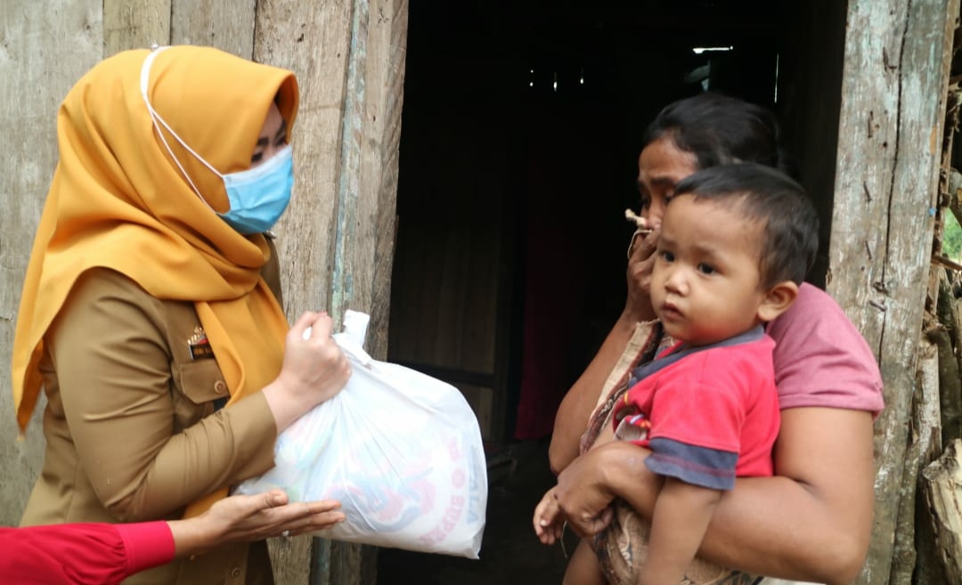 Sisir Rumah Warga, Bunda Dewi Bagikan Langsung Sembako dan Masker