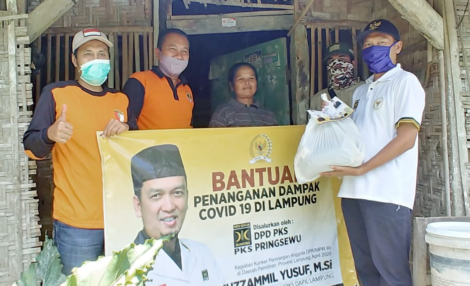 Milad Ke-22, PKS Pringsewu Bagikan Paket Sembako