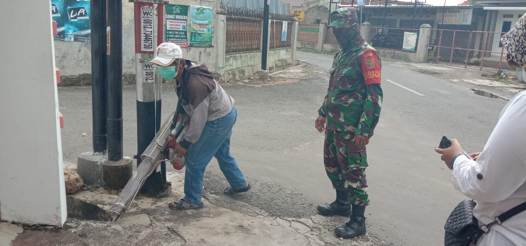 Anggota Koramil 410-06/KDT Laksnakan Penyemprotan Fogging