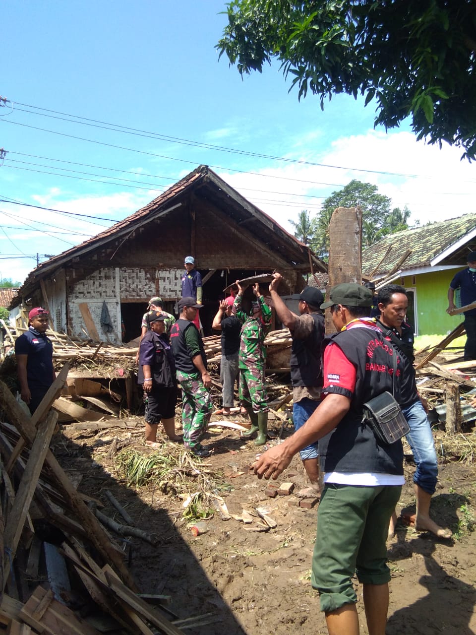 Anggota Koramil 410-03/TBU Bahu Membahu Bantu Korban Banjir