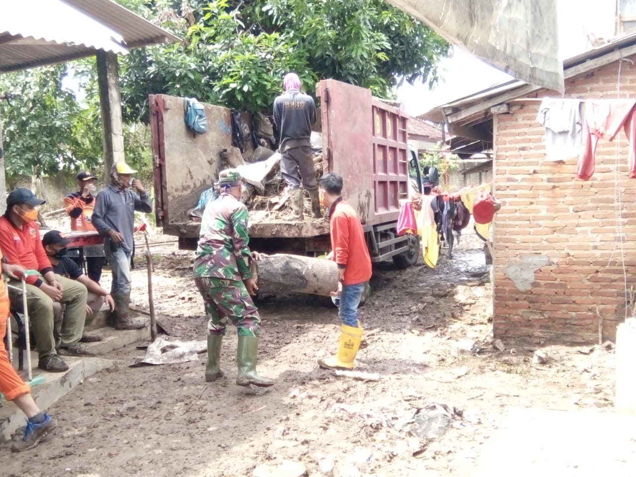 Anggota Koramil 410-03/TBU Masih Bantu Korban Banjir