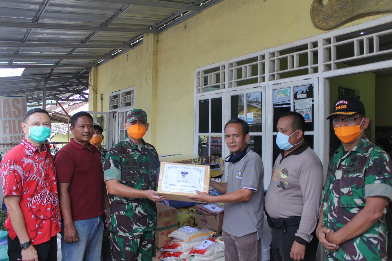 Dandim 0410/KBL Berikan Bantuan ke Korban Banjir di Kelurahan Sukamaju
