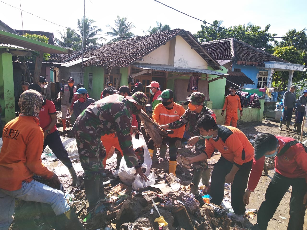 Koramil 410-03/TBU Kembali Berishkan Sisa-sisa Banjir