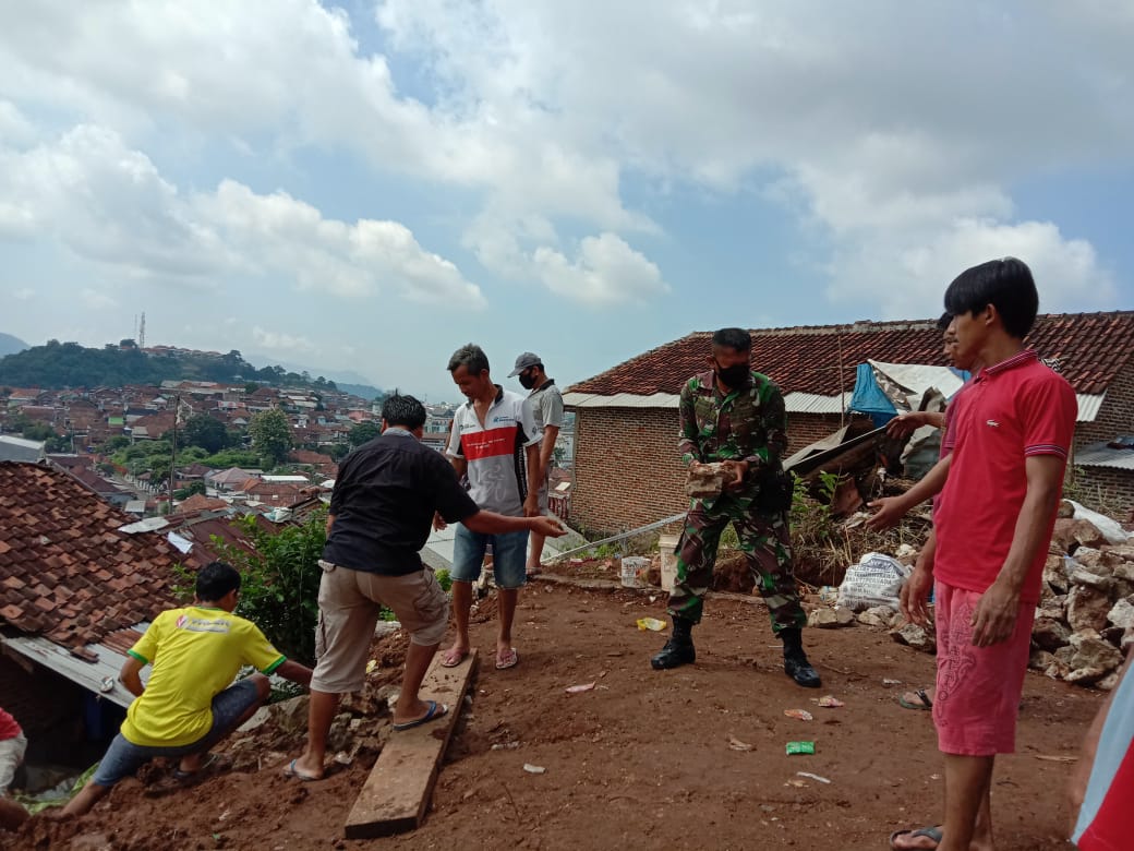 Babinsa Pasir Gintung Bantu Evakuasi Longsor