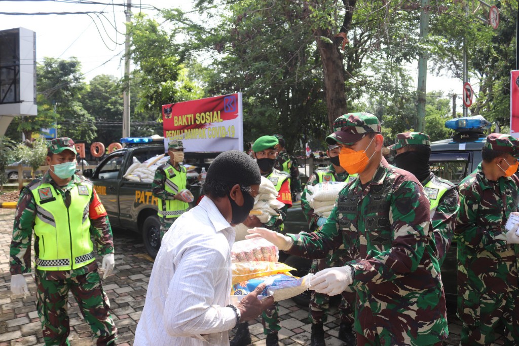 Kodim 0410/KBL Lakukan Bakti Sosial Bantu Masyarakat yang Terkena Dampak Covid-19