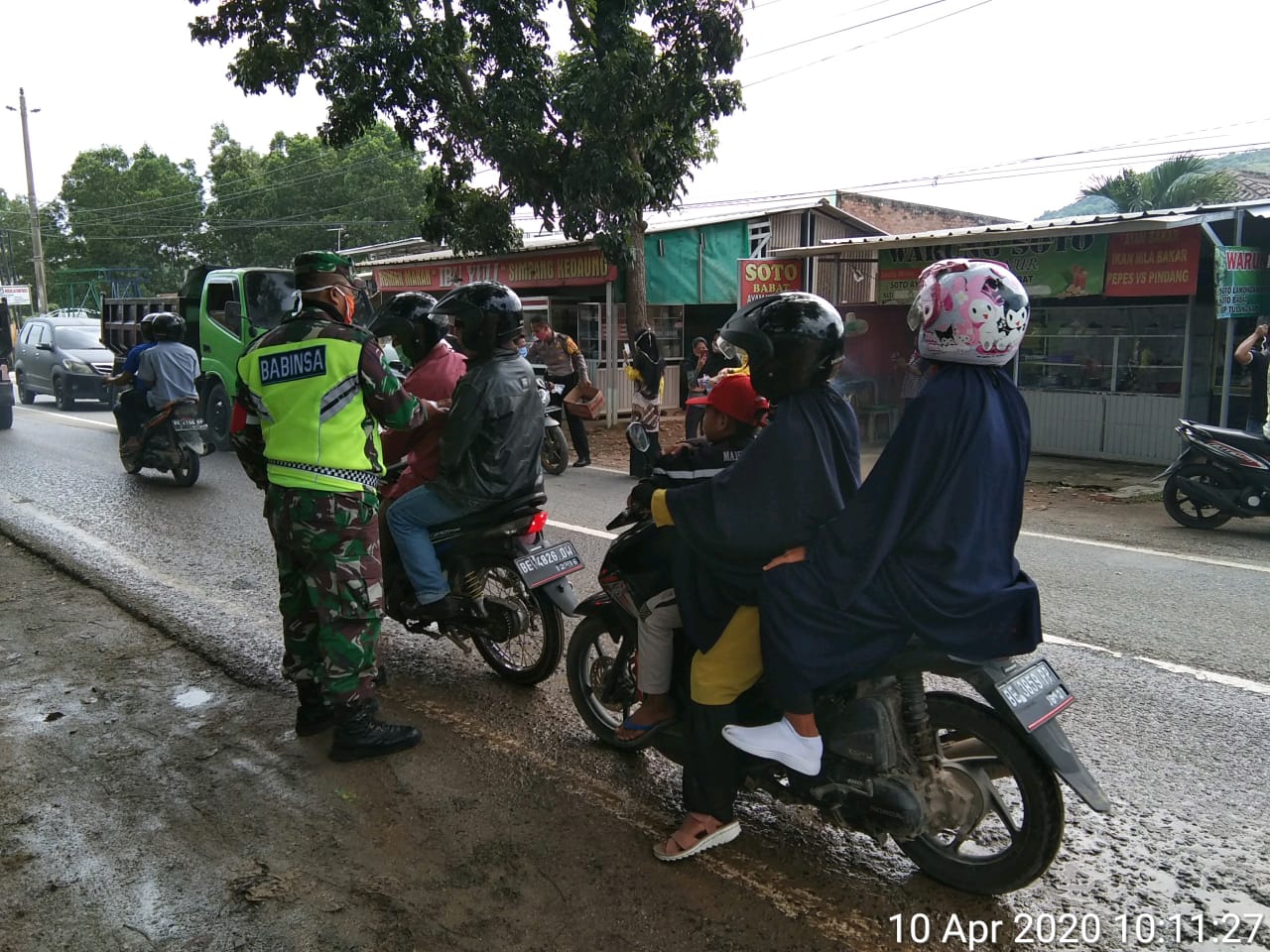 Babinsa Campangraya Bantu Bagikan Masker