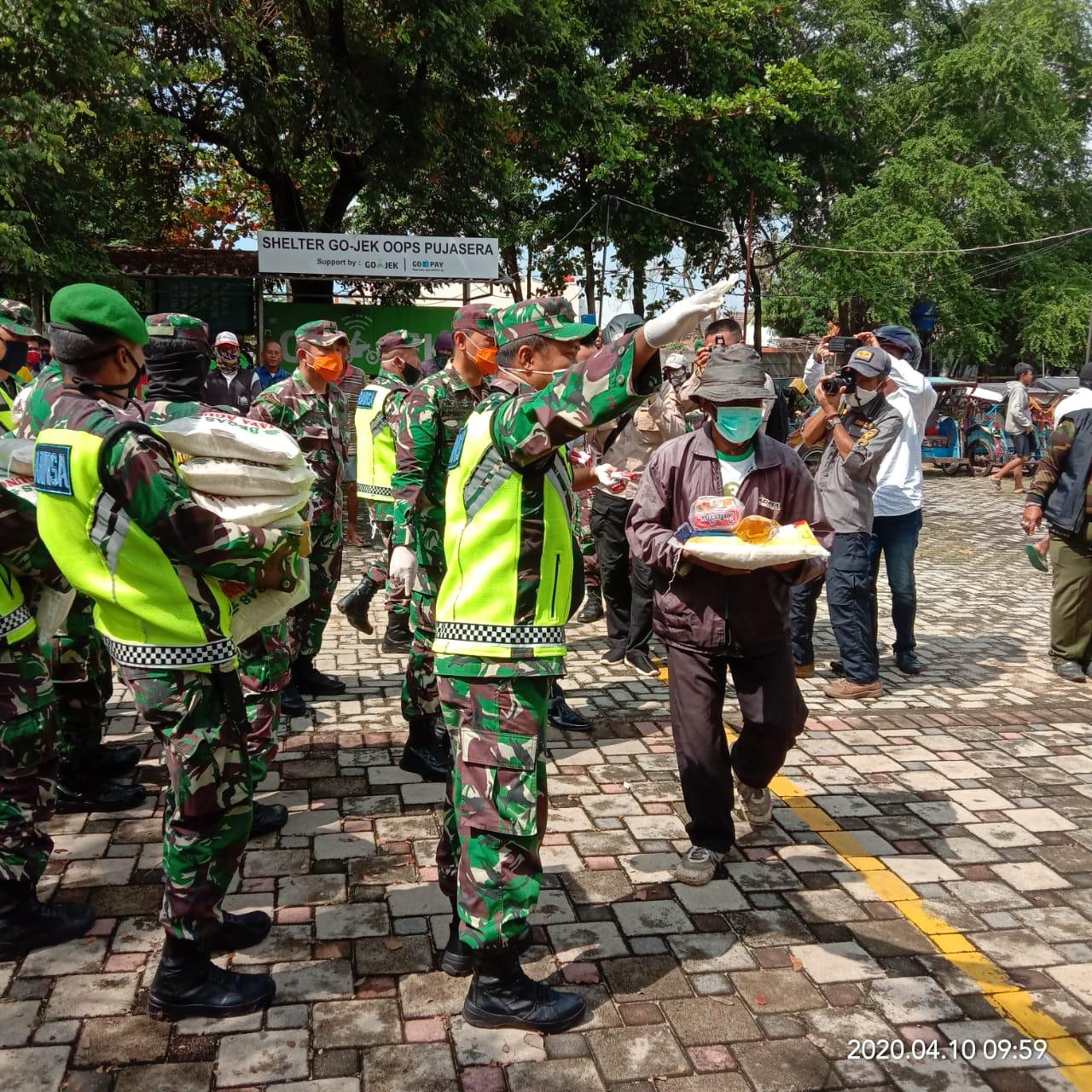 Peduli Pandemi Covid-19, Kodim 0410/KBL Bagikan Sembako ke Warga