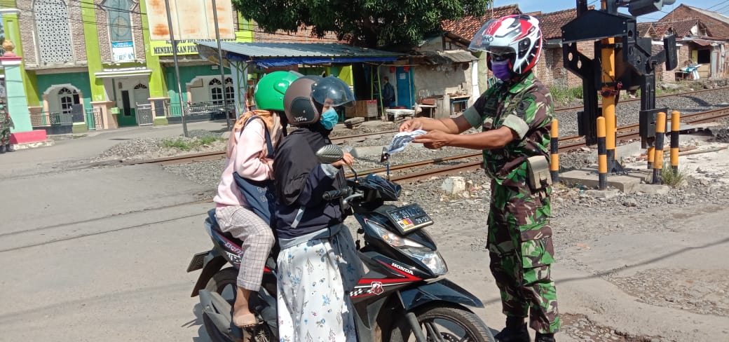 Babinsa Gunung Terang Bagikan Masker ke Masyarakat