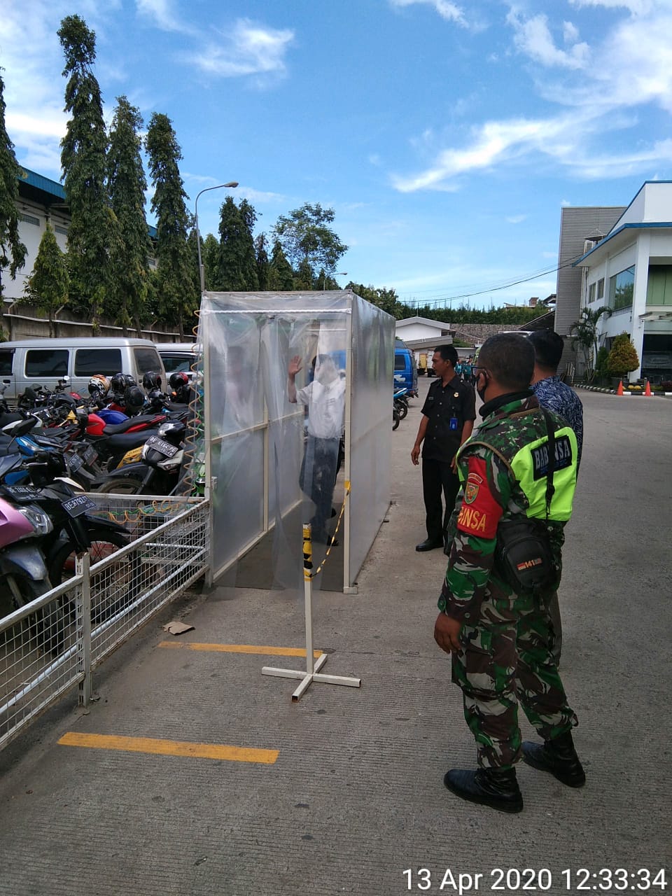 Babinsa Campang Raya Pantau Pemeriksaan Pegawai yang Berasal dari Luar Kota