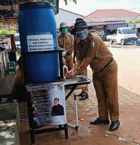 Cegah Covid-19, Dinas PUPR Tubaba Pasang Alat Cuci Tangan dan Bagikan Masker