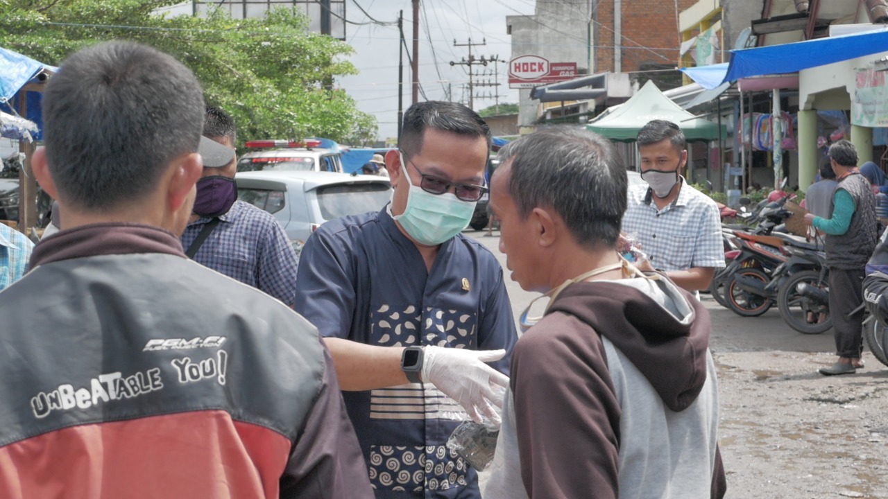 Bagikan Masker, Ini Pesan Anggota DPRD Lampung ke Konstituennya
