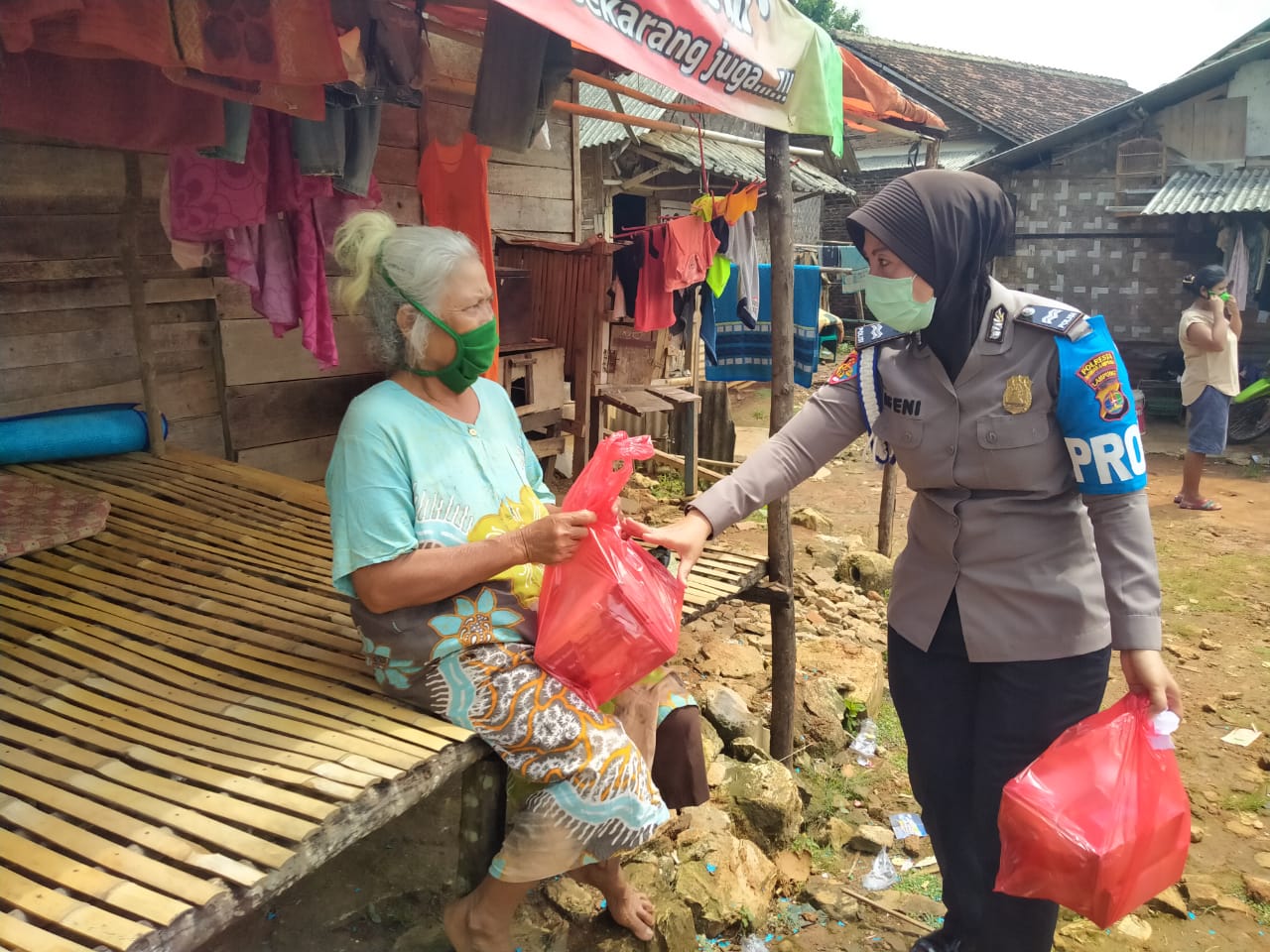 Patut Ditiru, Bhayangkari Polsek Kedaton Bagikan 450 Nasi Kotak untuk Warga