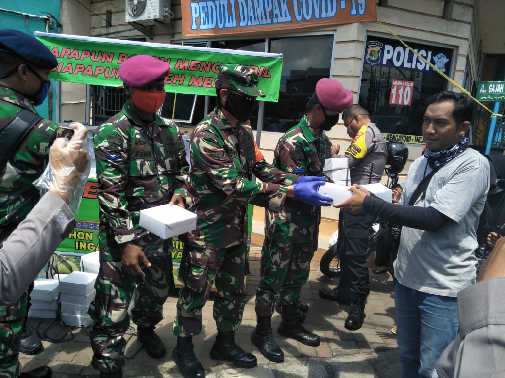 Kodim 0410/KBL Bersama Polresta Bagikan Nasi Bungkus ke Warga