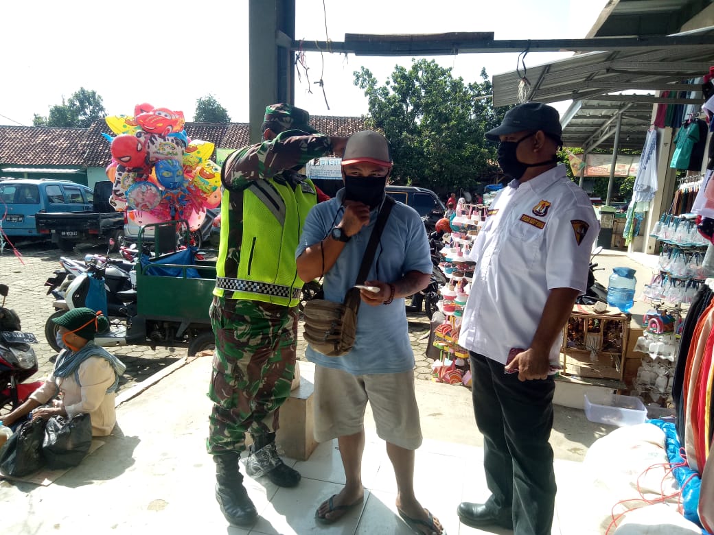 Babinsa Tanjungkarang Pusat Bagikan Masker ke Masyarakat