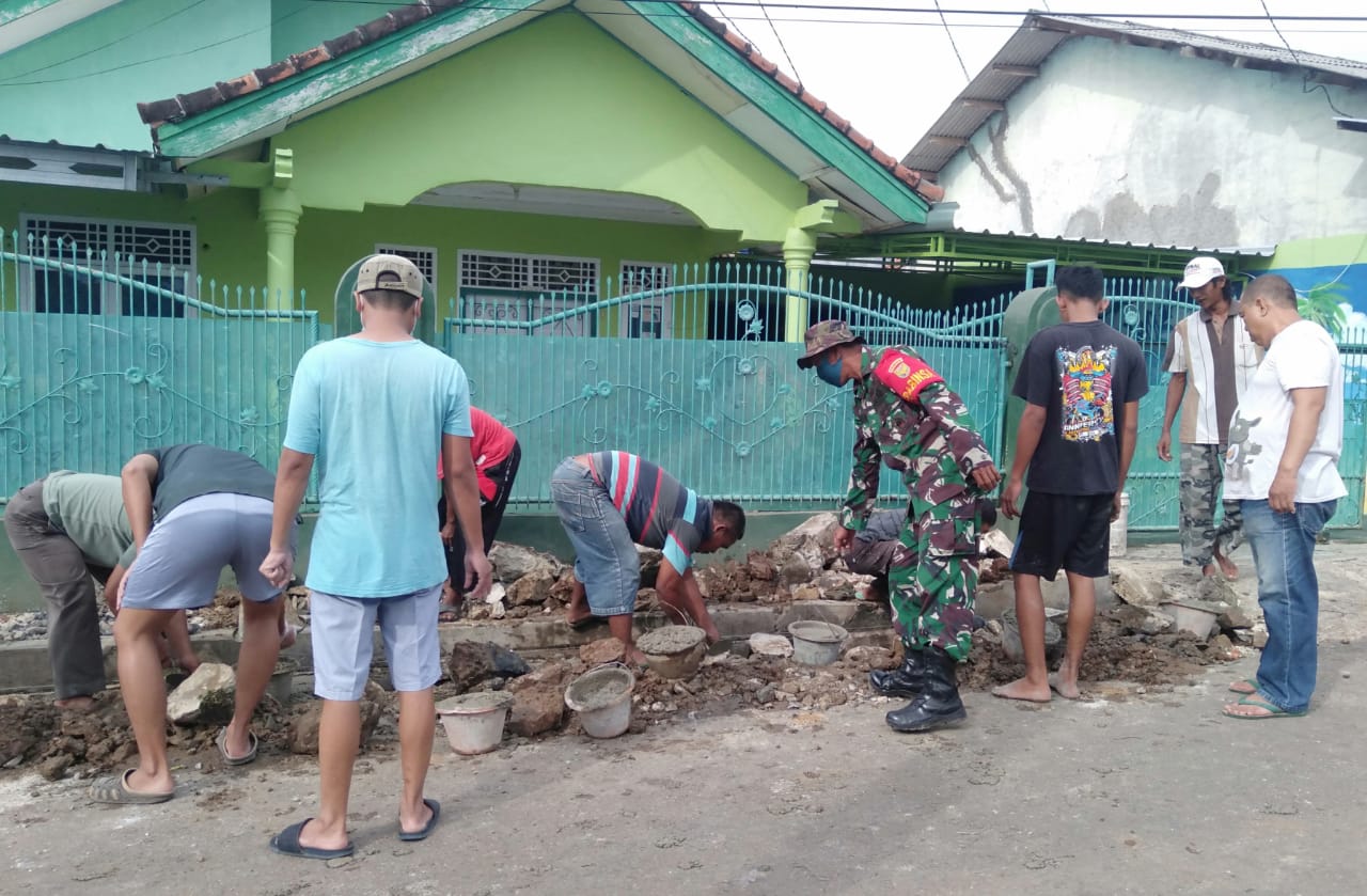 Babinsa Langkapura Baru Laksanakan Gotong Royong