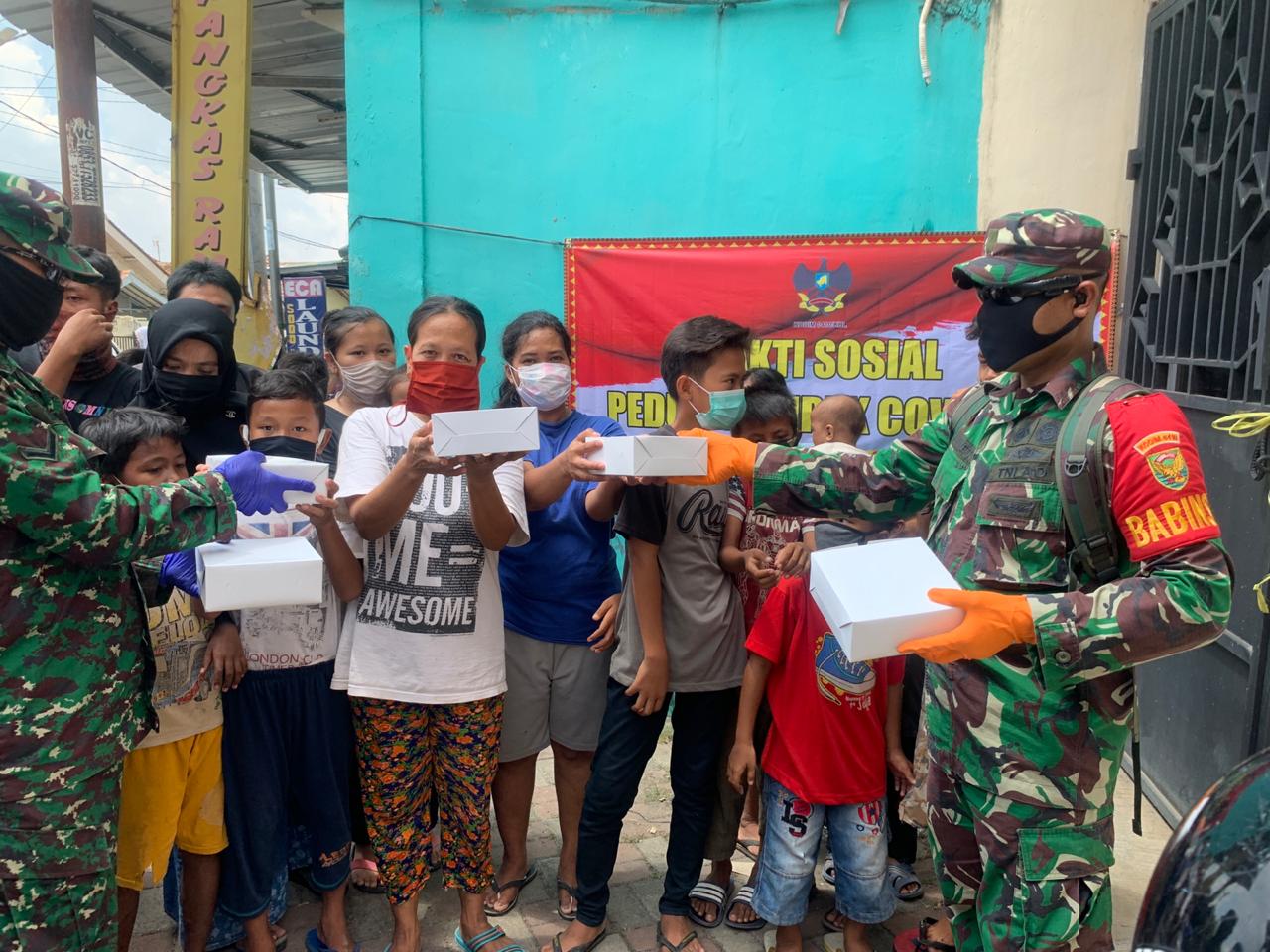 Babinsa Kodim 0410/KBL Bersama Bhabinkamtibmas Polresta Bagikan Nasi Bungkus ke Warga