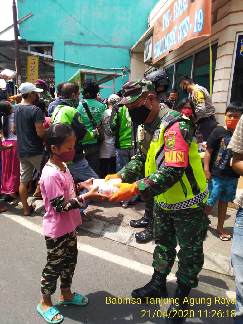 Kodim 0410/KBL Bersama Polresta Bandarlampung Bagikan Nasi Bungkus