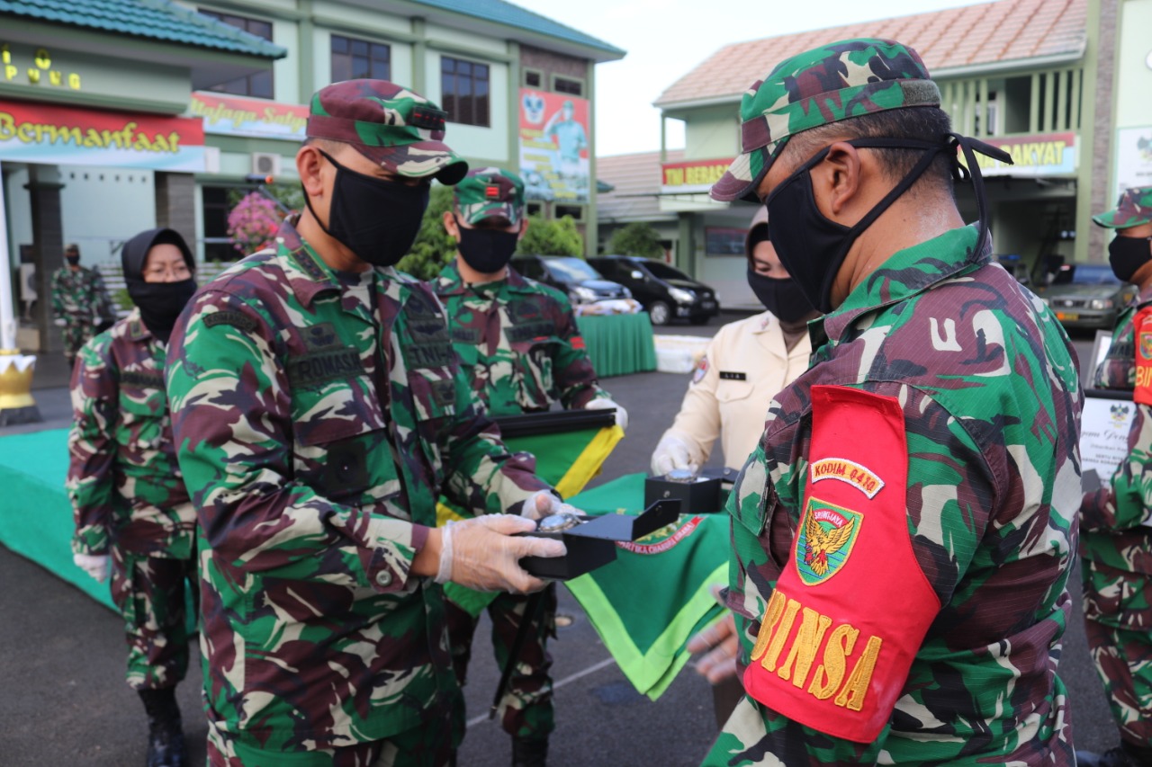 Dandim 0410/KBL Berikan Penghargaan kepada Prajurit Teladan