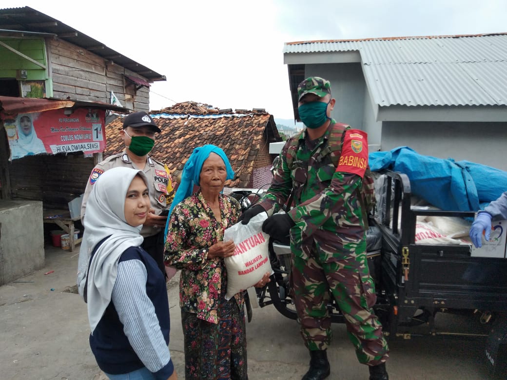 Babinsa Kawal Distribusi Sembako di Kelurahan Kaliawi