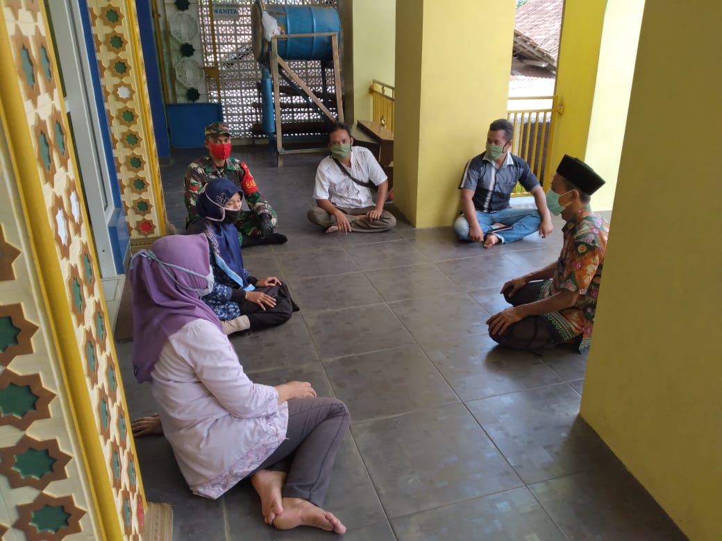 Pandemi Belum Usai, Anggota Kodim 0410/KBL Sosialisasikan Pelaksanaan Salat Tarawih di Rumah