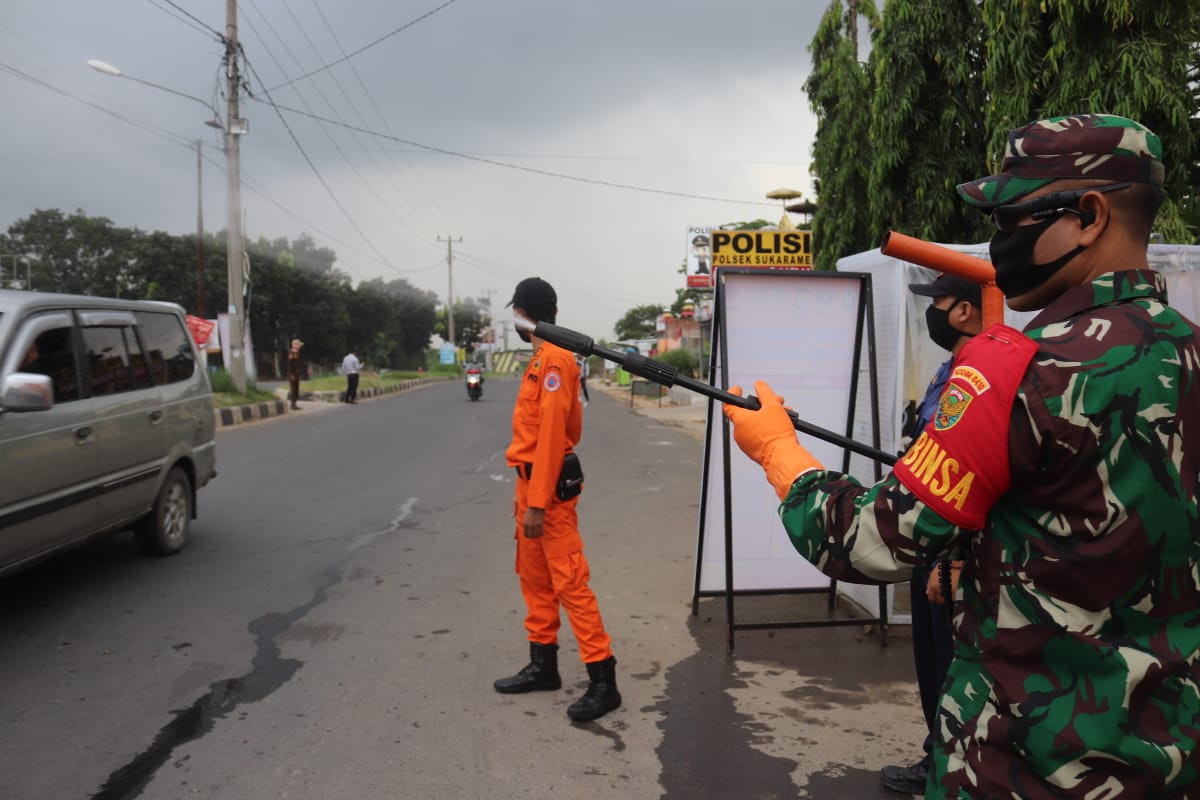 Perketat Jalur Keluar Masuk Kota, Anggota Kodim 0410/KBL Siaga di Pos Terpadu