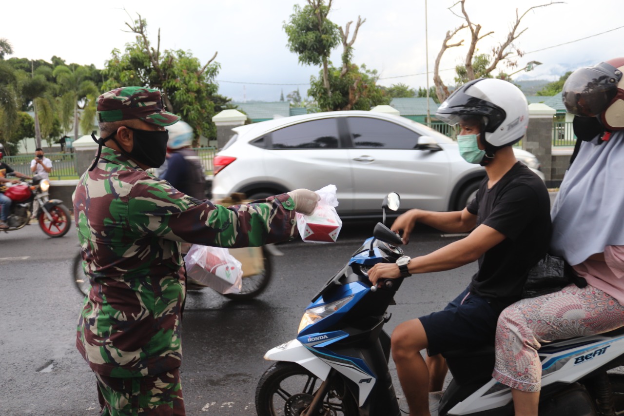 Bantu Warga, Anggota Kodim 0410/KBL Bagi-Bagi Takjil