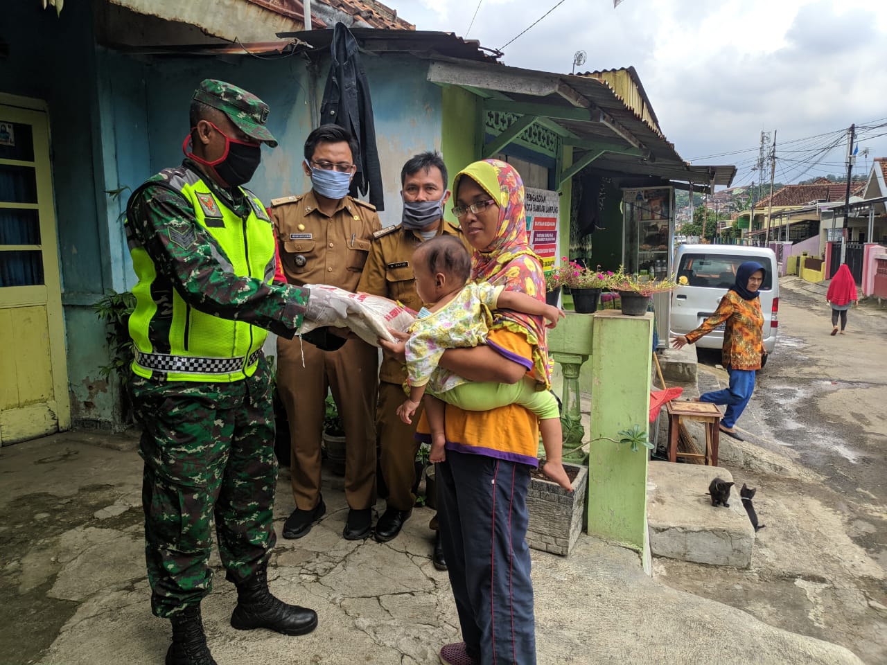 Kodim 0410/KBL Kawal Distribusi Beras ke Warga