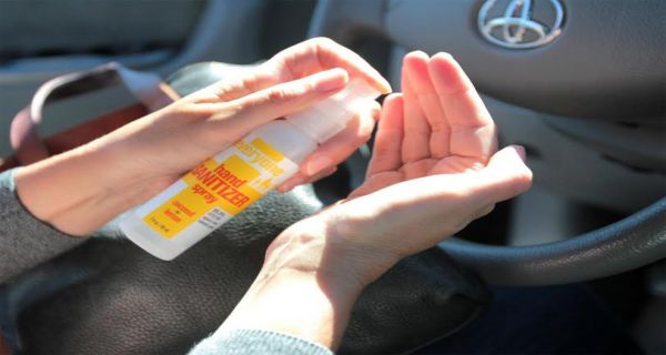 Bahaya! Jangan Tinggalkan Hand Sanitizer di Kabin Mobil