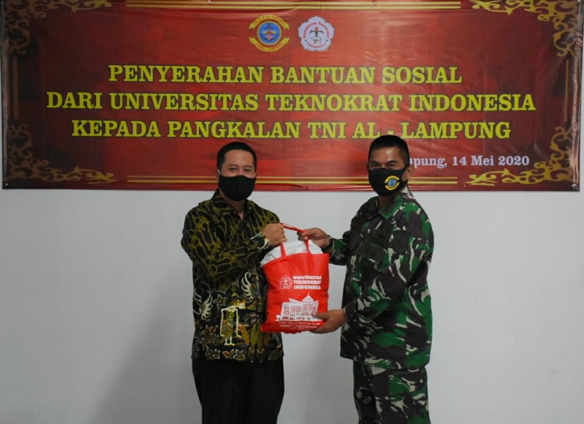 Teknokrat dan TNI- AL Lampung bagi Paket Sembako ke Warga Pesisir Pantai