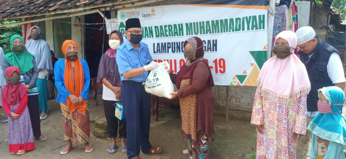 Muhammadiyah Bagikan 900 Paket Bantuan