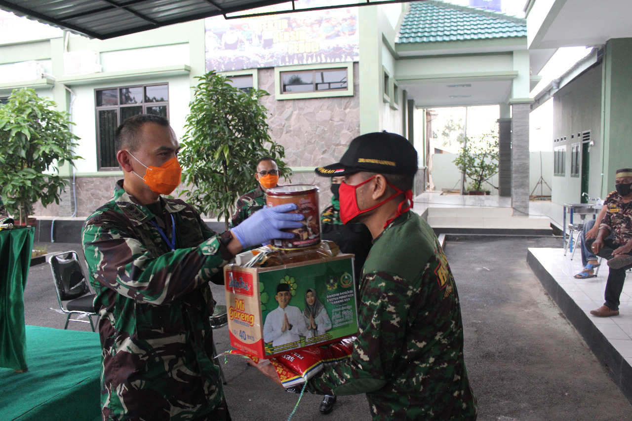 Kuatkan Kebersamaan, Dandim 0410/KBL Berikan Bingkisan Lebaran ke KBT Bandarlampung