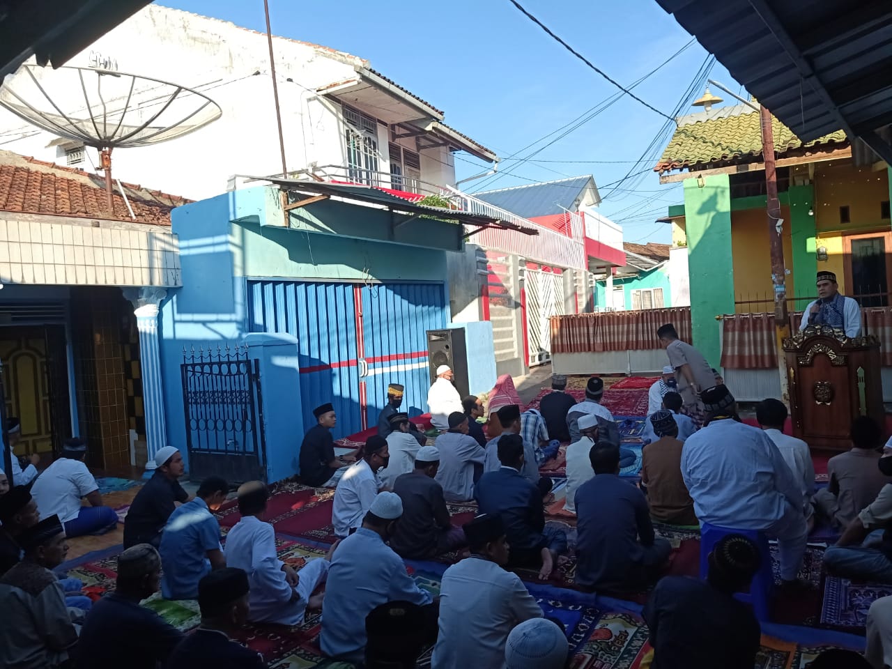 Warga Kelurahan Kelapatiga Jalankan Sholat Idul Fitri Berjamaah di Depan Rumah