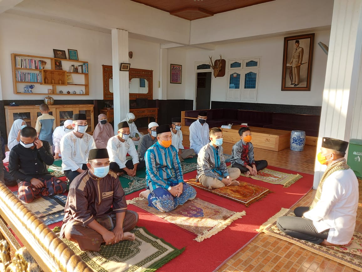 Bupati ini Shalat Id di Rumah