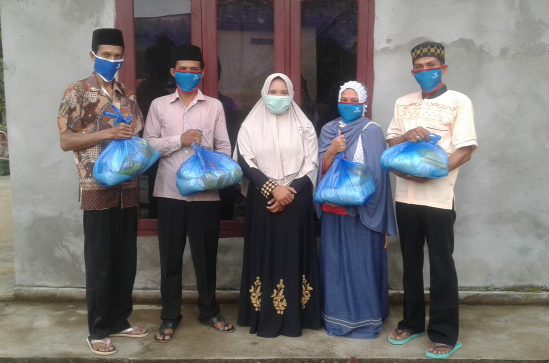 BAZNAS Waykanan Salurkan Paket Sembako dan Masker untuk Guru Ngaji